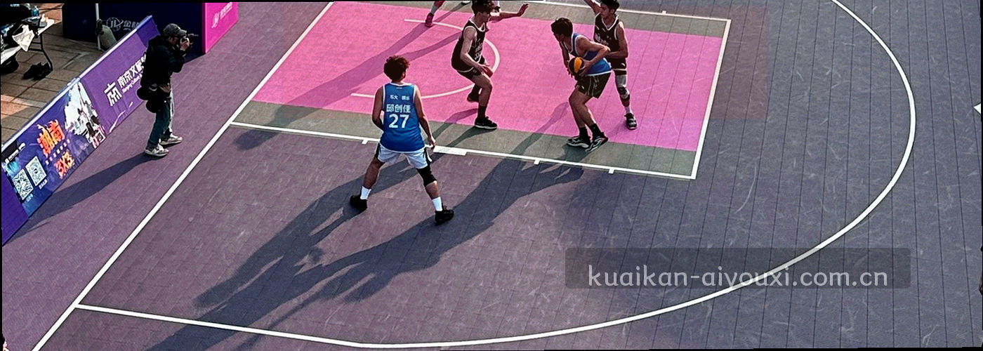 看台灯光由远及近排开，形成暖橙与深蓝的渐变过渡